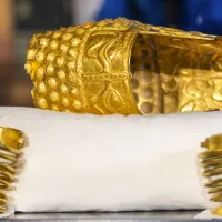 Coiful şi două dintre cele trei brăţări din Tezaurul de la Coţofeneşti - Foto: INQUAM PHOTOS/Vincent Jannink