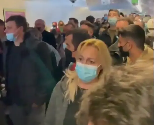 VIDEO Aglomerație la aeroportul Otopeni - terminalul Sosiri/FOTO: Facebook/RazvanPascu