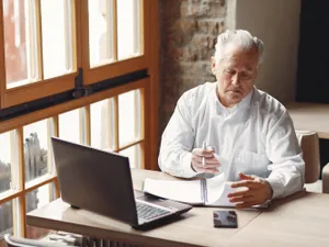 Foto: Pensionarii vor fi verificați la dosare. Sunt multe fraude descoperite de Ministerul Muncii Sursa: Freepik