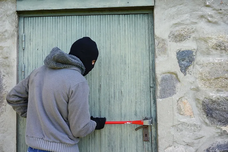 Un hoț dă o spargere - Foto: pixabay.com