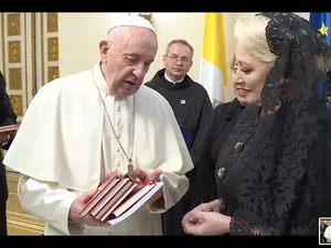 Cărți de la Papa pentru premier/FOTO: guv.ro