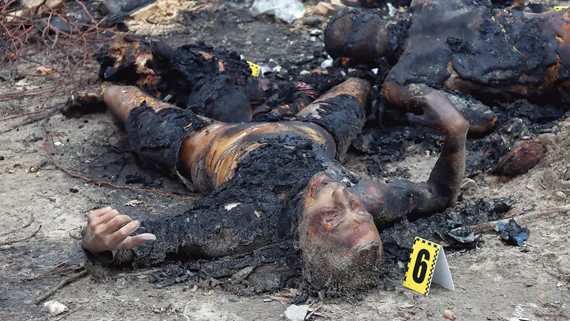 Soldații ruși au încercat să incinereze cadavrele civililor pe care i-au ucis în Bucea - Foto: Getty Images