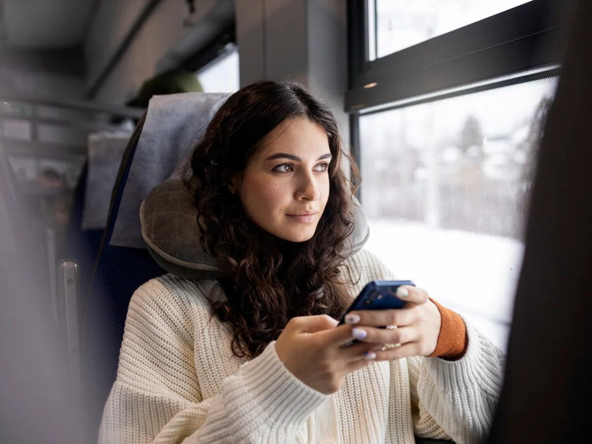 Foto: Se dau amenzi pentru pasagerii care ascultă muzică în mijloacele de transport Sursa: Freepik (rol ilustrativ)