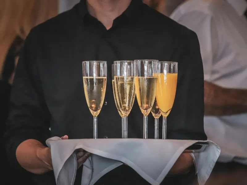 Cum poţi da faliment, dacă aduci şampanie pe firmă, din străinătate, şi nu faci ce trebuie? - Foto: Pexels/Boys in Bristol Photography
