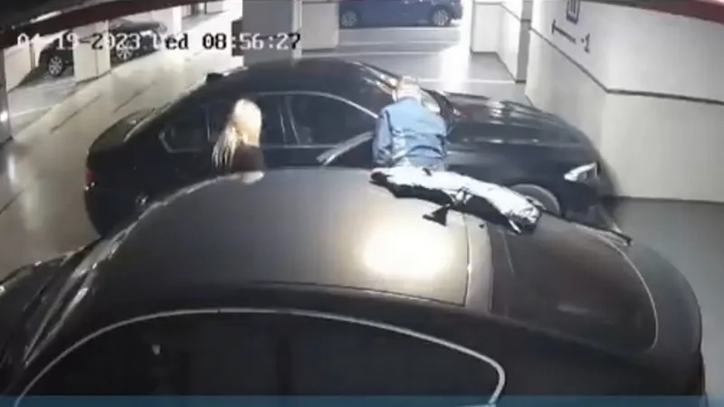 O parcare subterană din centrul Timișoarei a fost tranformată în WC de un cuplu. - Foto: captură video