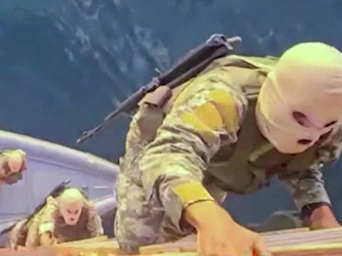 Soldații urcă pe o navă comercială - Foto: Profimedia images