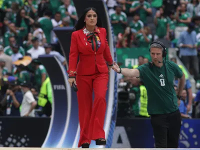 Salma Hayek a luat microfonul, la ceremonia de deschidere a Cupei Mondiale. Tot stadionul a izbucnit în urale