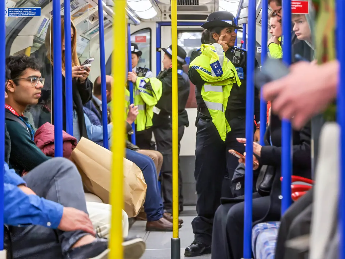 Cum să reacționezi dacă ești atacat într-un spațiu închis, tren sau metrou? Un specialist explică