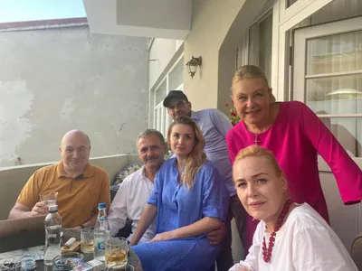 Dragnea a ajuns acasă. Sărbătorește alături de Irina, Carmen Dan și Codrin Ștefănescu. / Foto: Flavia Teodosiu / Facebook