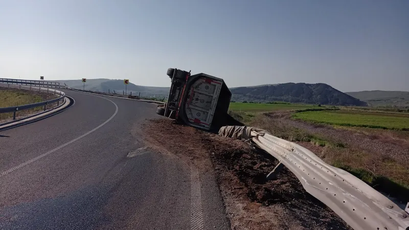 Un camion s-a răsturnat pe A3 Târgu Mureș - Turda și a „cosit” zeci de metri de parapet. / Foto: infotraficromania.ro
