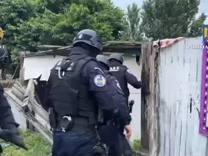 Credite la bănci, în numele unor români săraci. Foloseau taloane de pensie și decizii false - Foto: captură video Poliția Română DIICOT