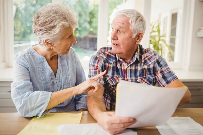 Pensionari care citesc documente foto: Freepik (rol ilustrativ)