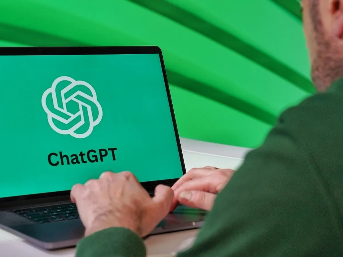 barbat laptop chat gpt