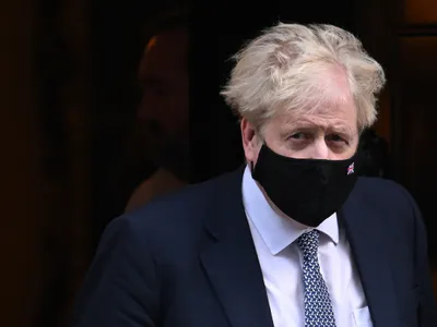 Un parlamentar conservator britanic acuză guvernul de „șantaj” pentru a-l menține pe Boris Johnson. / Foto: nytimes.com