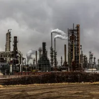 Cum să investești în petrol? Ghidul complet al investitorului român