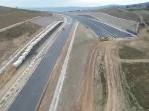 Lucrările se desfășoară într-un ritm alert pe bucățica de 13 kilometri, Sibiu - Boița, a Autostrăzii A1 Sibiu - Pitești. / Foto: captură video