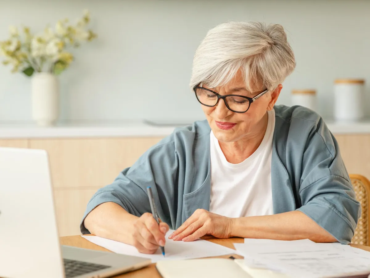 Pensionară la pensie - Foto: Freepik