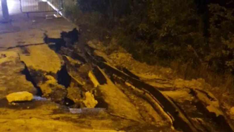 Alunecare de teren pe o stradă din Cluj-Napoca. 20 de metri de carosabil, afectați. Foto: Digi24.ro