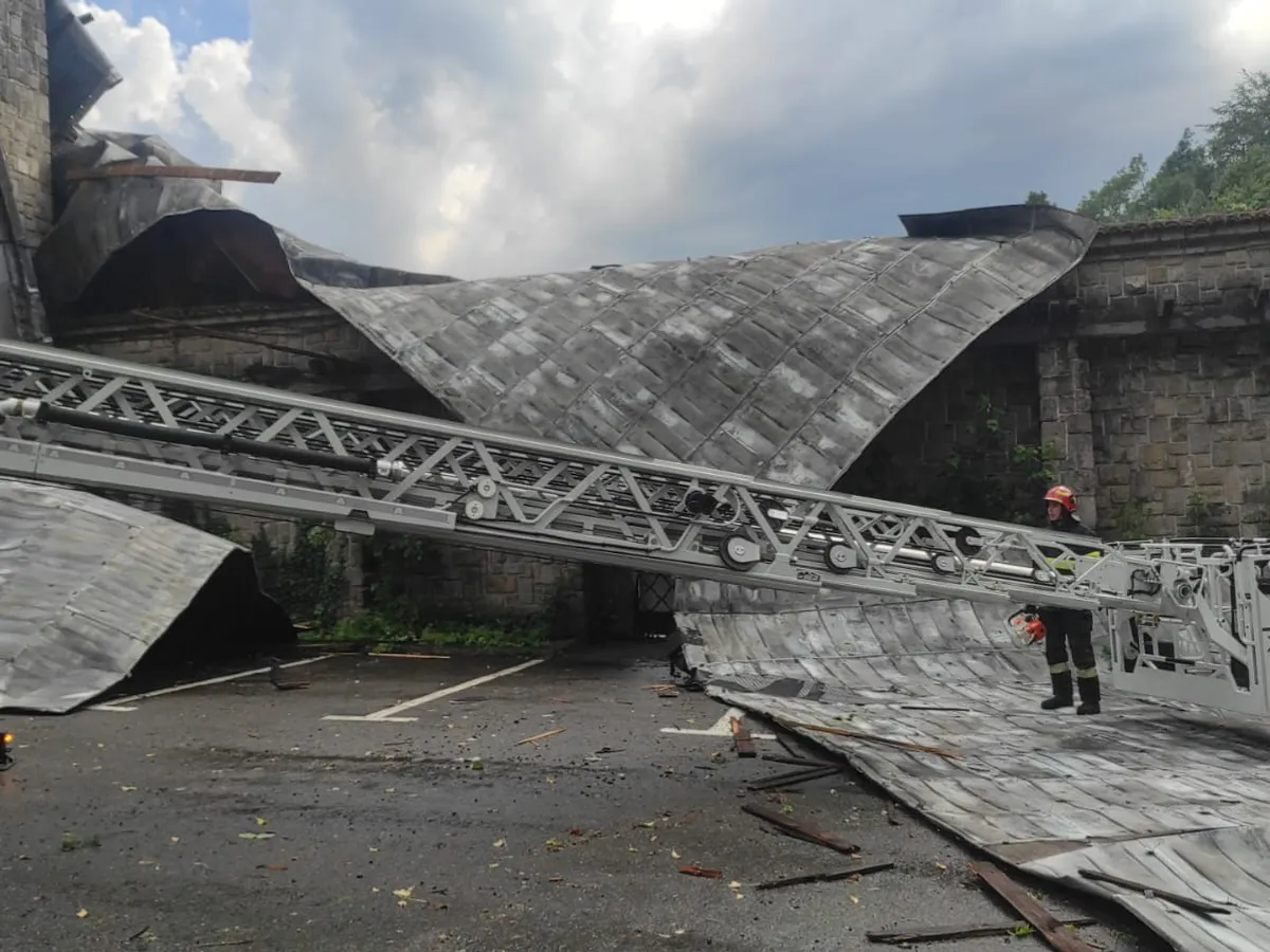 Dezastru la Sinaia după o furtună de 15 minute. Acoperișul gării, smuls de vânt. 4 răniți - Foto: Departamentul pentru Situații de Uregnță