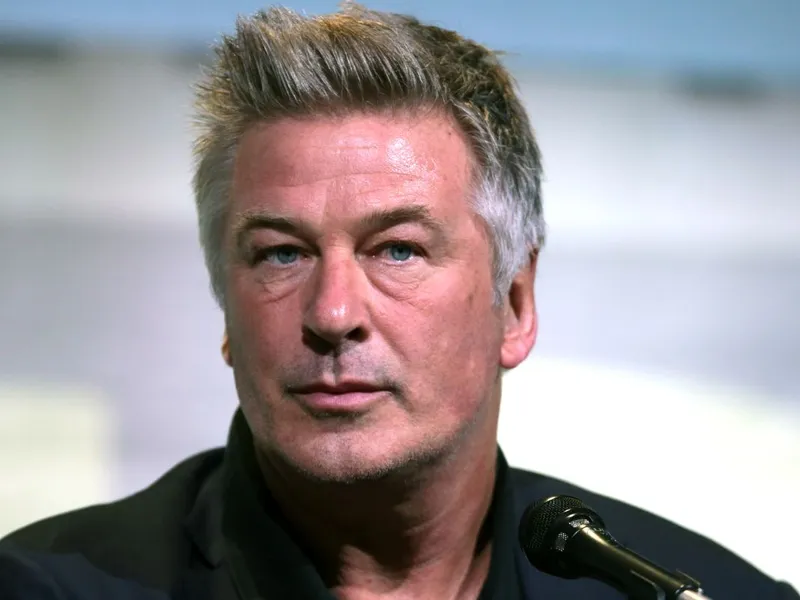 Actorul Alec Baldwin vorbea la telefon, când a împuşcat-o mortal pe Halyna Hutchins - Foto: Gage Skidmore, Flickr