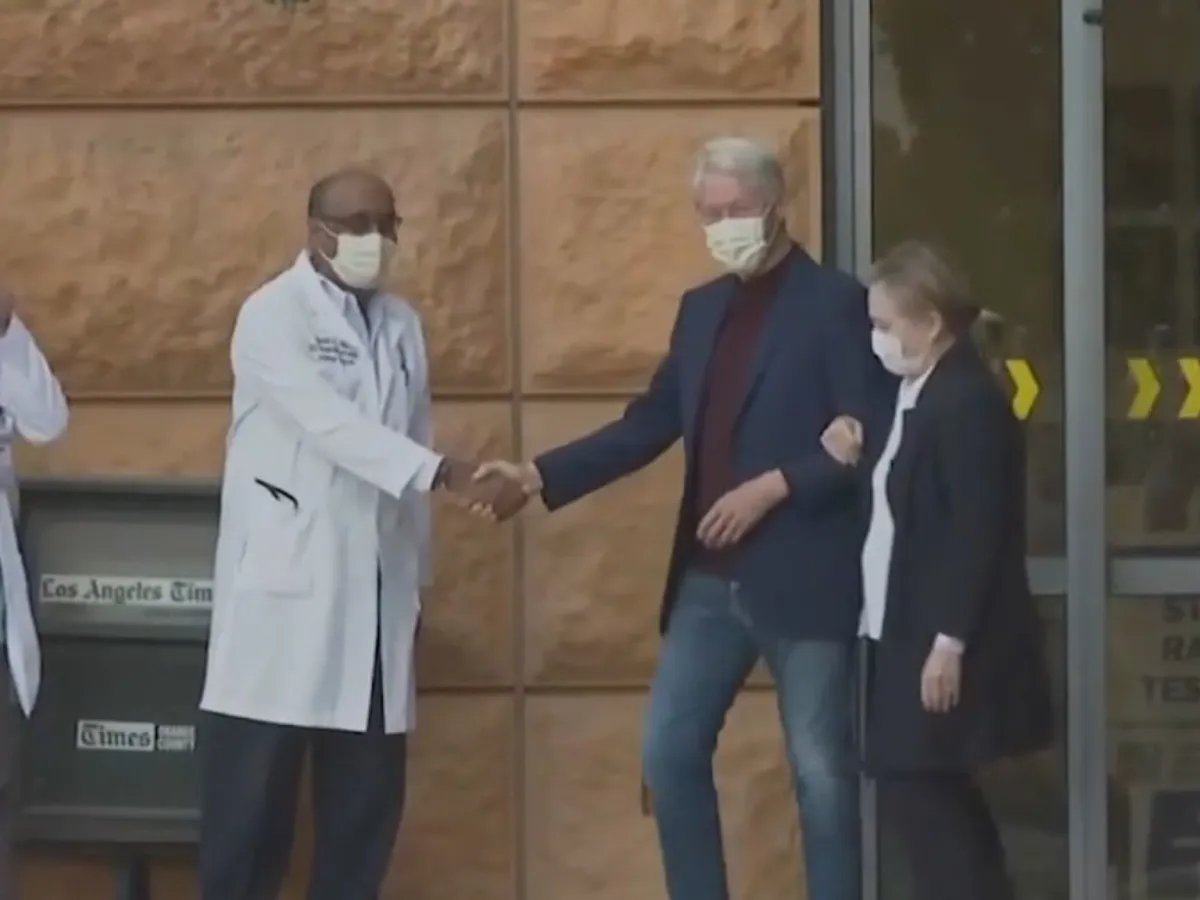 Bill Clinton a fost sprijinit de soția sa, Hillary. FOTO: Captură video