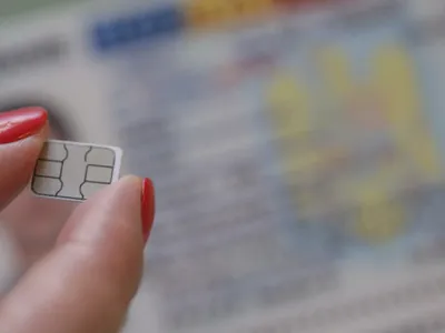 România ratează digitalizarea prin buletinele electronice. Milioane de români nu le vor mai primi gratuit. De ce s-a ajuns aici