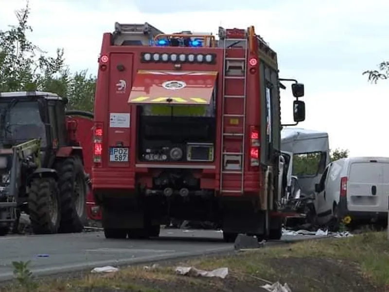 Un microbuz cu români s-a înfipt în remorca unui tractor în Ungaria: 2 morți și 9 răniți. / Foto: Info Trafic 24, Facebook