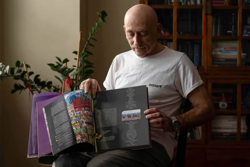 Lev Radin, un colecţionar de MetroCard-uri, &icirc;şi prezintă colecţia - Foto: Profimedia Images