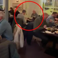 Femeie șocată după și-a văzut soțul într-o reclamă la un restaurant  Bărbatul e mort din 2014 - FOTO: Twitter/@SeasideChris