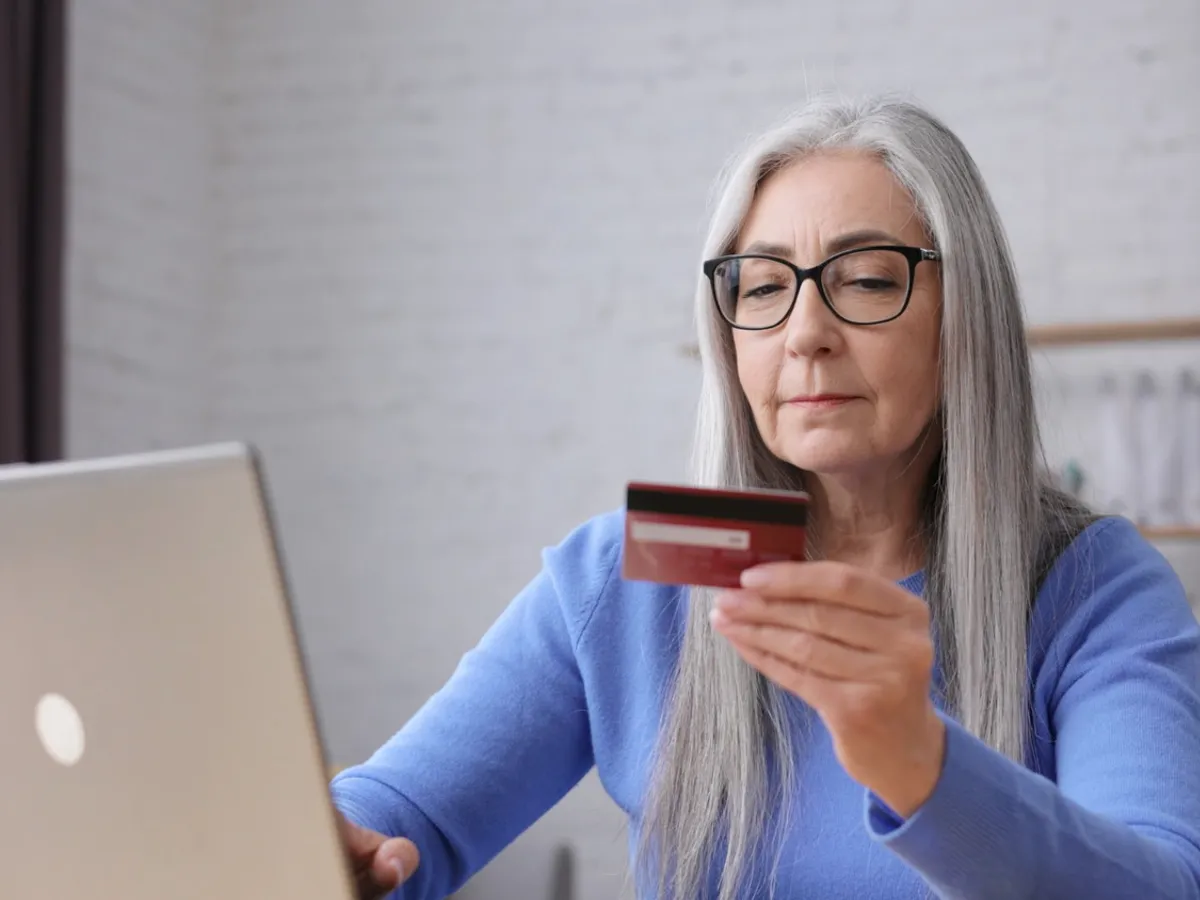 Pensie pe card - Foto: Freepik