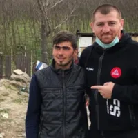 Sergiu Ciobotariu a primit o casă și 5600 de euro, în urma unei campanii umanitare pe care a lansat-o Cătălin Moroșanu. / Foto: digisport.ro