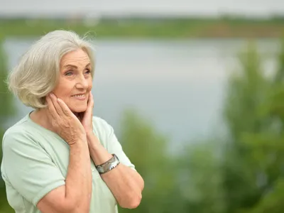 Pensionară fericită la pensie - Foto: Freepik