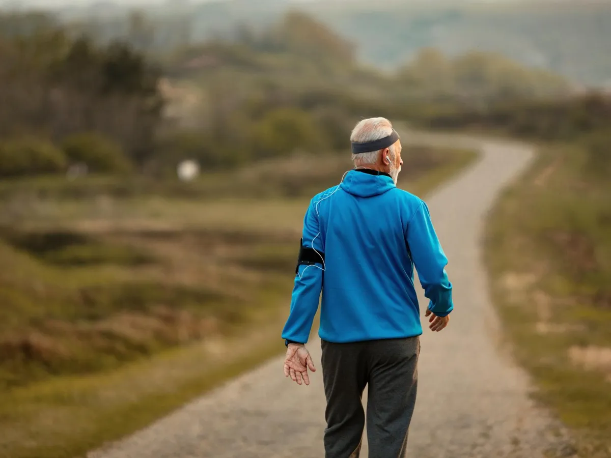 Pensionar făcând sport - Foto: Freepik