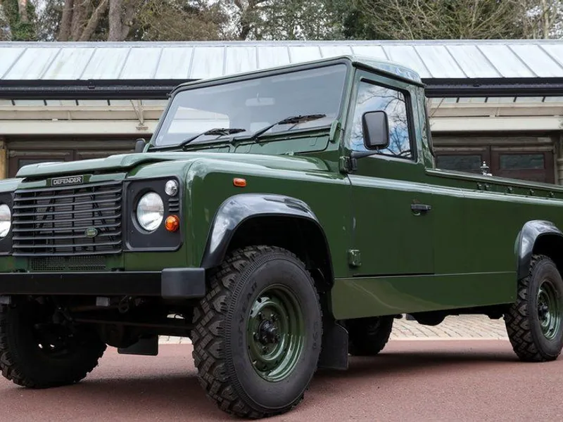 Prințul Philip și-a făcut singur dricul: un Land Rover Defender de culoare Dark Bronze Green. / Foto: bbc.com