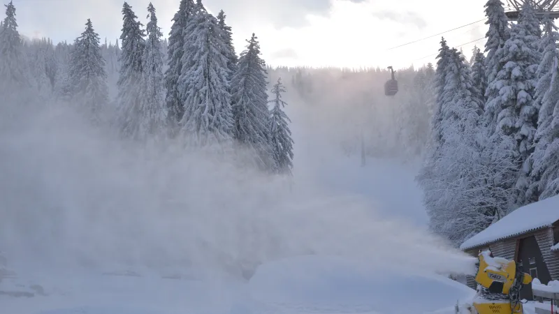 Unde poți schia sau da cu snowboard-ul în România în minivacanța de 1 Decembrie. Cât costă skipassul - Foto: Facebook/Primăria Municipiului Braşov