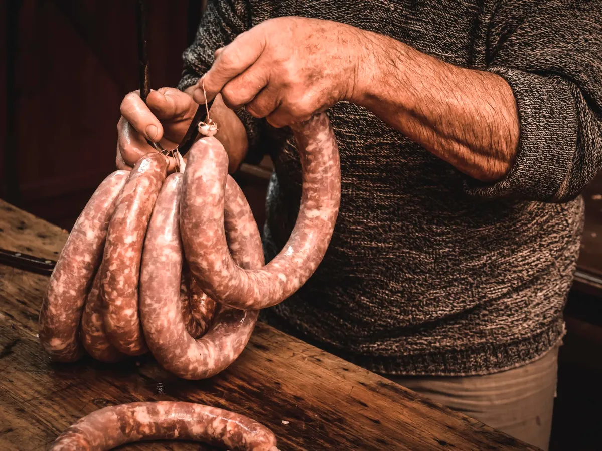 Cârnați pregătiți pentru afumare - Foto: Freepik (Imagine cu rol ilustrativ)