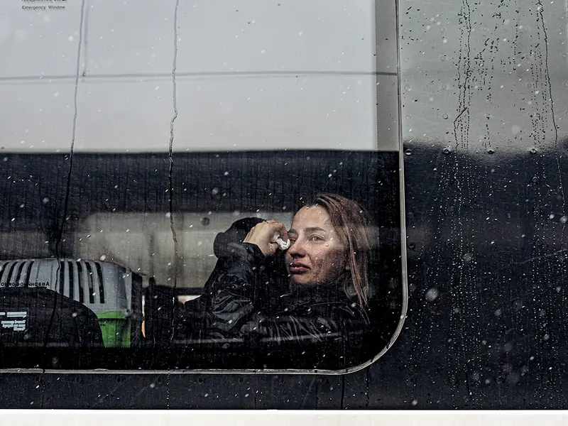 Un rămas-bun trist, momente ce au avut loc în toată Ucraina (aici, o femeie într-un tren de evacuare din Kiev)