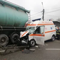 O ambulanță s-a izbit violent de o cisternă în Gorj. Asistenta echipajului, în stare gravă - FOTO: Infotrafic.ro