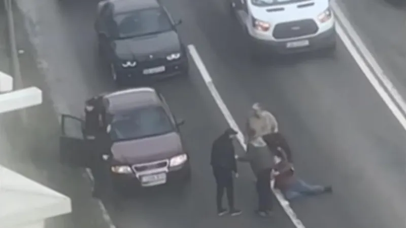 Imagini șocante! Un bărbat a căzut pe mijlocul unui bulevard, șoferii îl ocolesc cu grijă. - Foto: captură video