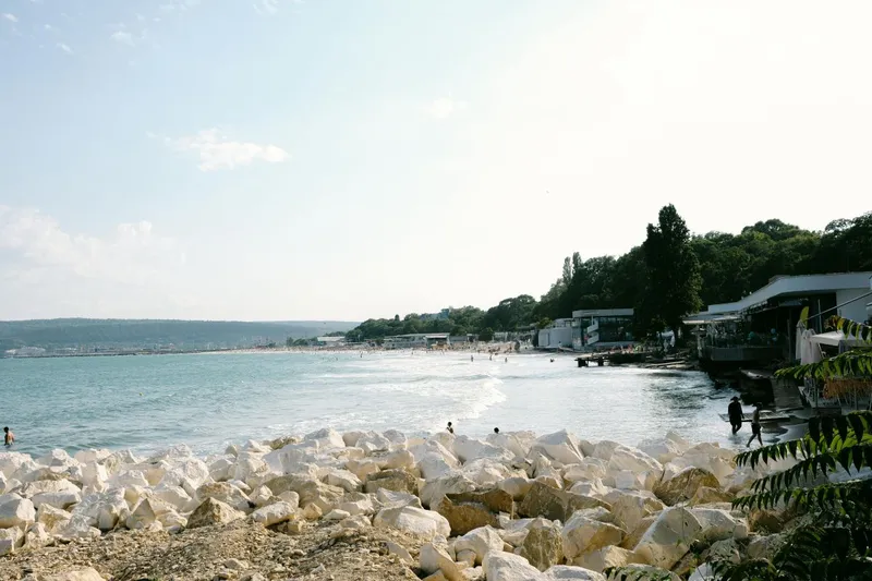 Plajă st&acirc;ncoasă la Varna - Foto: Pexels/Ramon Karolan
