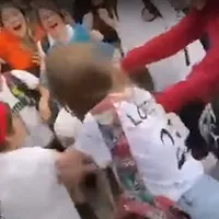 Două eleve de clasa a 7-a și-u dat "interval" la terminarea orelor Foto: captură Youtube