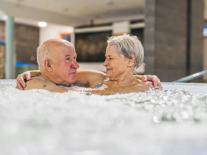 Ce reducere primesc pensionarii care merg la pensie la tratament? Sute de bilete disponibile astăzi Foto: Freepik (fotografie cu caracter ilustrativ)