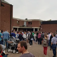 Români așteptând să voteze la Dusseldorf/FOTO: NWR