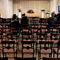 O slujbă religioasă la înmormântarea decedaţilor de COVID/ NY Times
