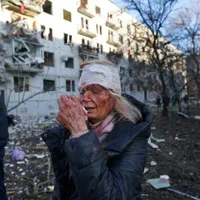 Imagini horror, în Ciuhuiiv. O rachetă rusească a lovit un bloc de locuințe. / Foto: bbc.com
