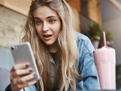 O femeie citește un mesaj pe telefon - Foto: Freepik (rol ilustrativ)