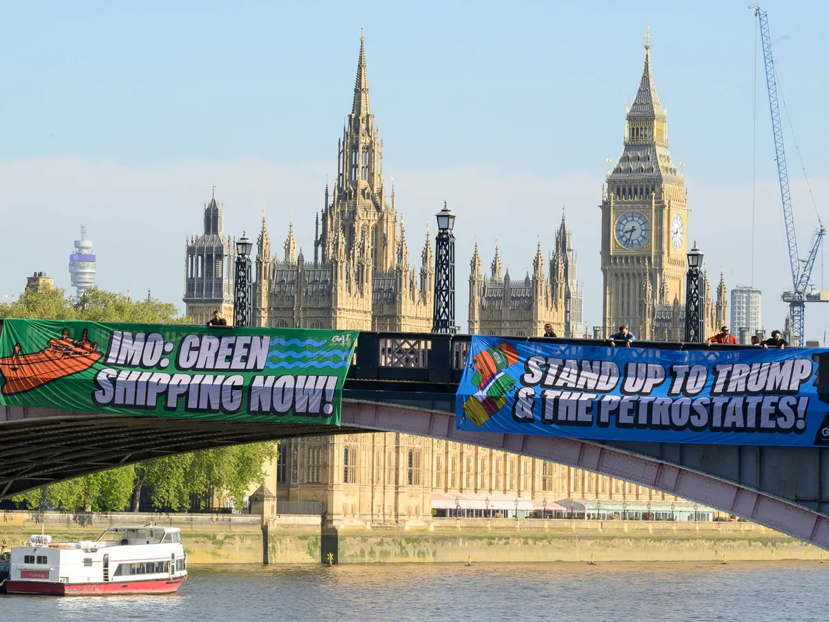 Pancarte ale activiștilor climatici la sediul Organizației Maritime Internaționale (OMI) din Londra - Foto: Profimedia Images