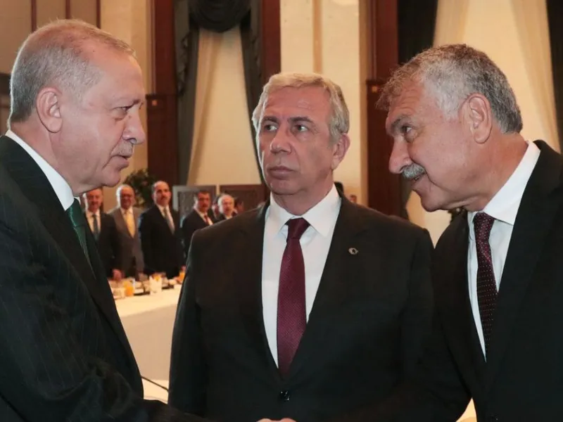 Erdogan (stânga), salutându-l pe Zeydan Karalar (dreapta), primarul orașului Adana, membru al Partidului Republican al Poporului (CHP) - Foto: Profimedia Images