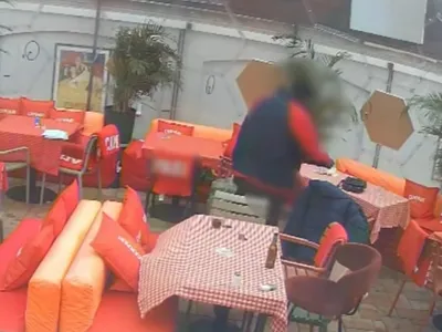 Un bărbat fură dintr-un restaurant - Foto: Captură camere de supraveghere