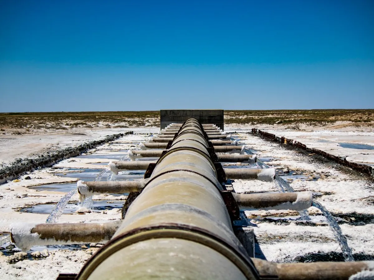 Arabia Saudită, lovită de drone: conducta petrolieră strategică a fost închisă. Houthii amenință o nouă rută